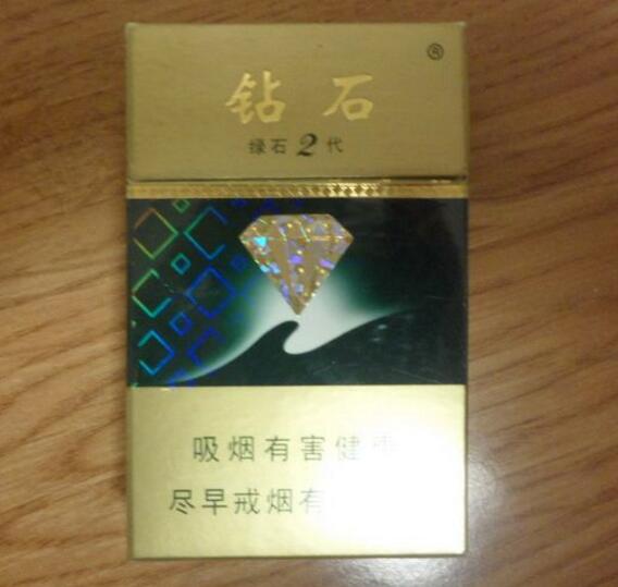 一个黑色盒的进口香烟